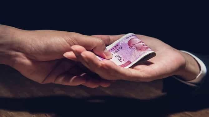 लाचखोरीचे ग्रहण संपता संपेना, ACB ने लाचखोर अधिक्षकाला रंगेहाथ पडकले, प्रकरण काय?