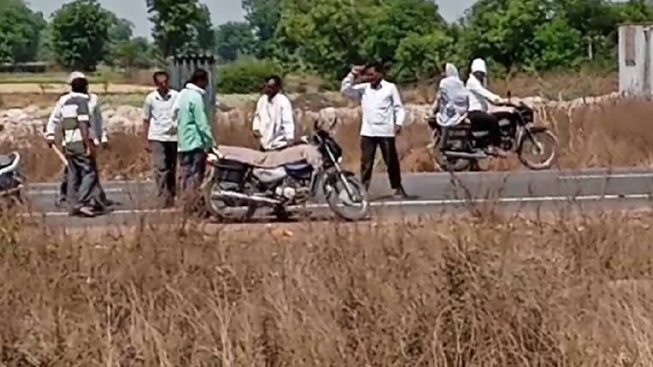 शेतकऱ्याची फसवणूक करणाऱ्या व्यापाऱ्याला दांडक्याने बडवलं, रिकाम्या गाडीचं वजन वाढवण्यासाठी....