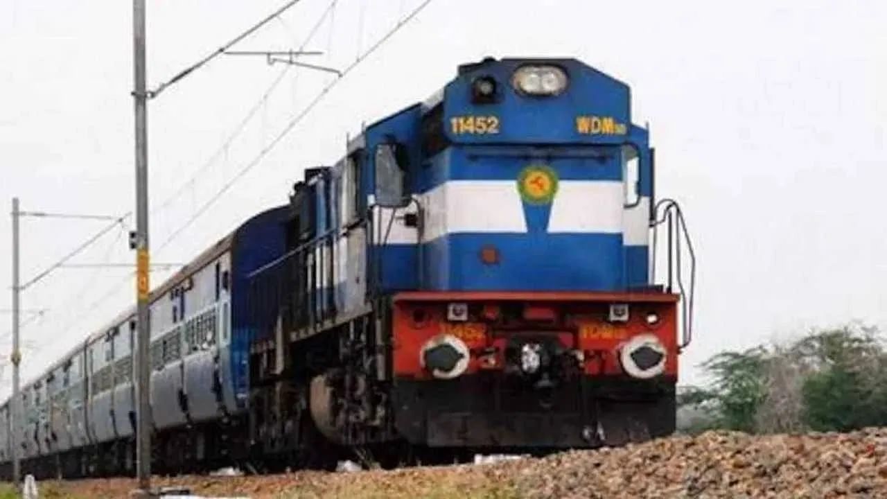 Indian Railway Rules : चालत्या ट्रेनमधून मोबाईल किंवा पर्स पडलं तर पहिलं हे काम करा, लगेच मिळेल सामान Indian Railway Rules : चालत्या ट्रेनमधून मोबाईल किंवा पर्स पडलं तर पहिलं हे काम करा, लगेच मिळेल सामान