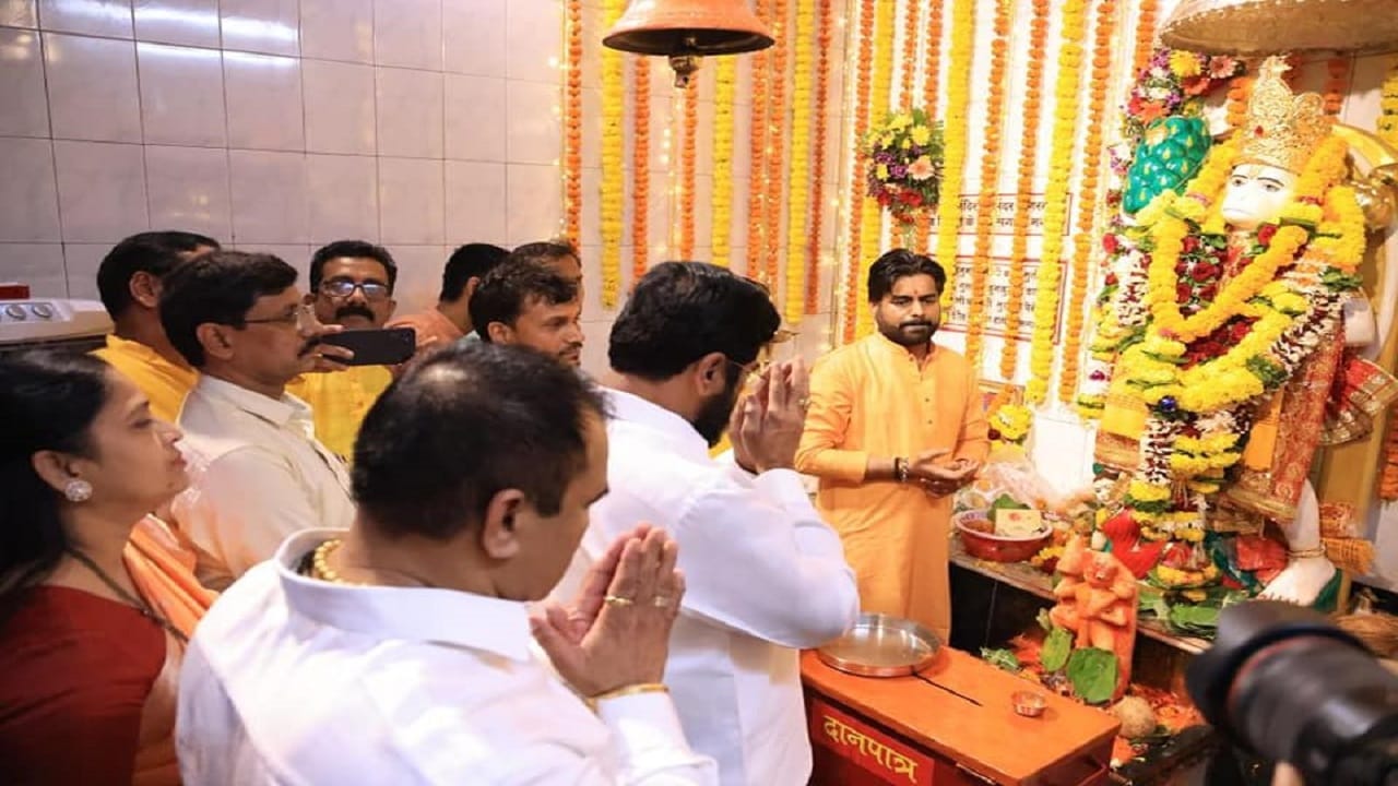 हनुमान जयंती निमित्त काल ठाणे शहरातील वसंत विहार विभागातील श्री हनुमान मंदिरात उपस्थित राहून भगवान श्री हनुमंताचे मनोभावे मुख्यमंत्री एकनाथ शिंदे यांनी दर्शन घेतले. 