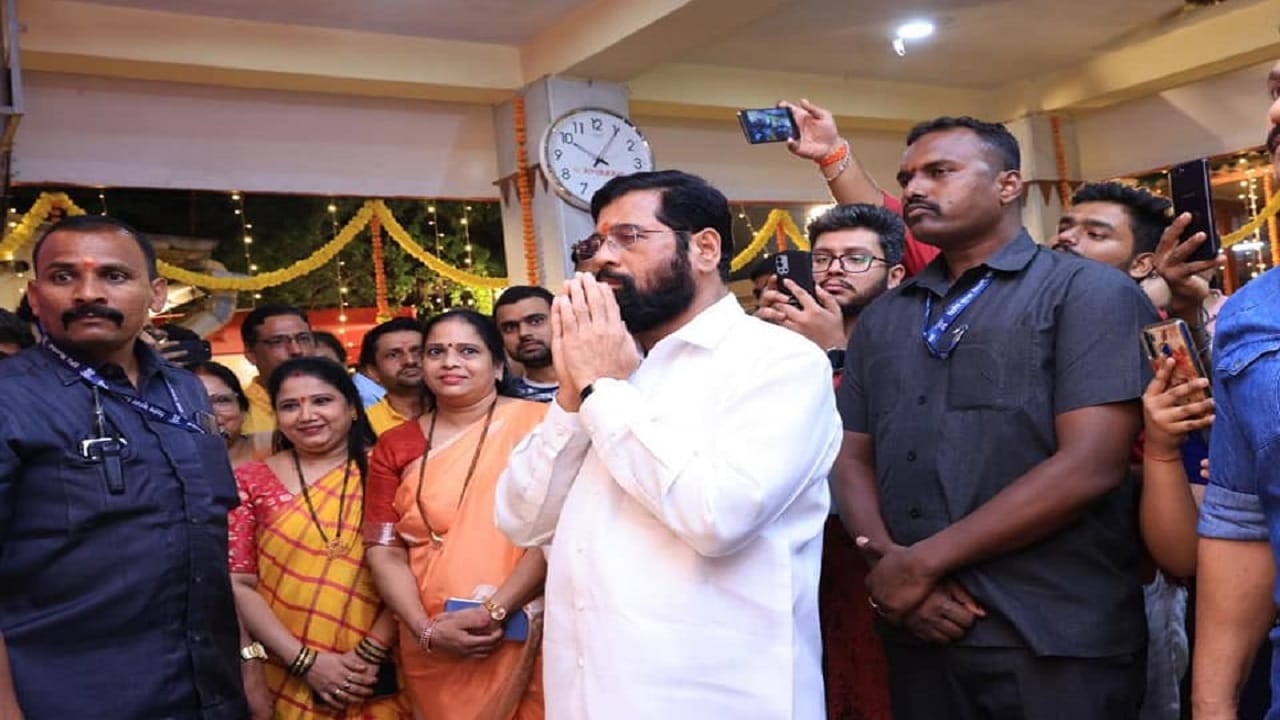 राज्यातील जनतेला सुखी, समाधानी आणि आनंदी ठेव असे मागणे यावेळी मारुतीरायाच्या चरणी मागितले.