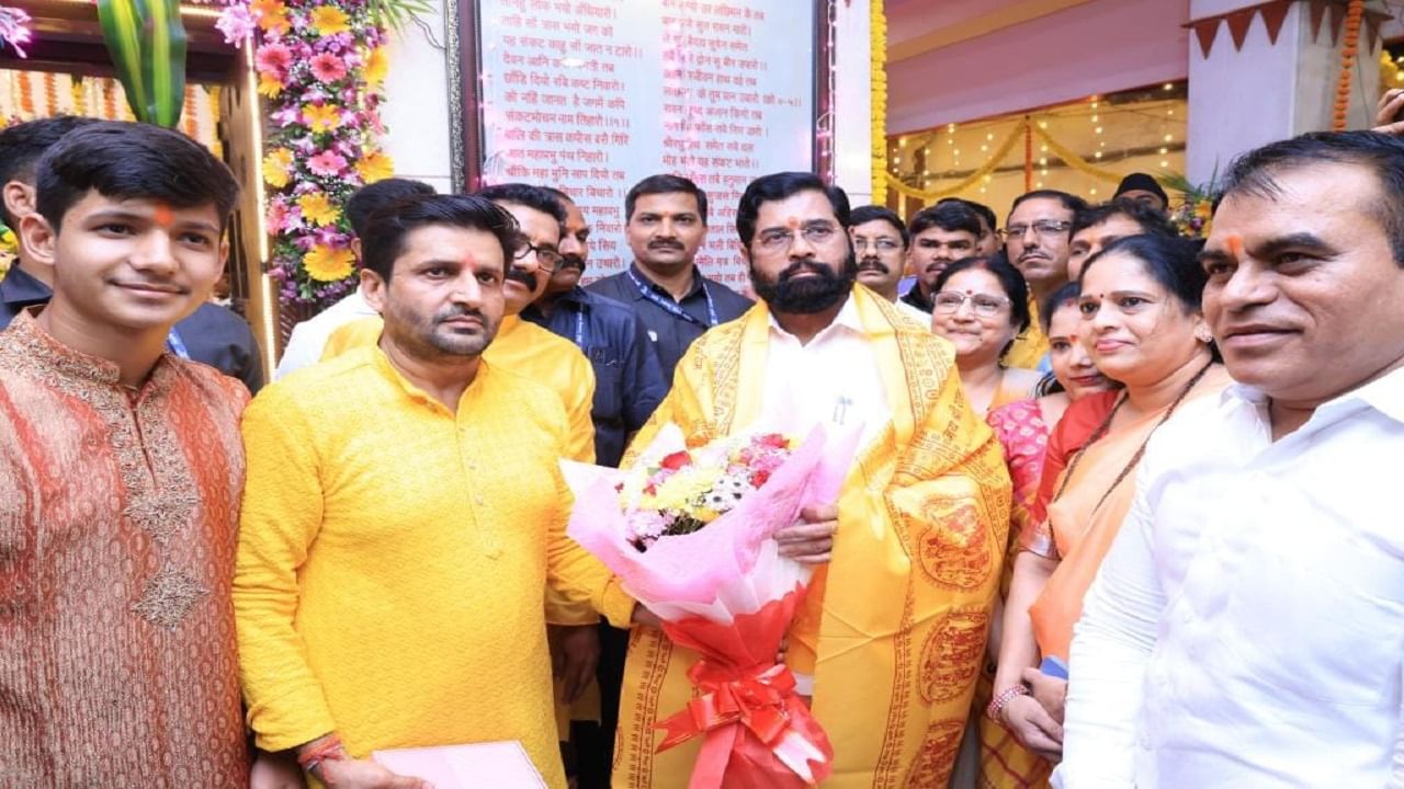 याप्रसंगी माजी नगरसेविका सौ.जयश्री डेव्हिड (गायकर), विभागप्रमुख जेरी डेव्हिड तसेच माजी महापौर सौ.पल्लवी कदम आणि शिवसेनेचे सर्व स्थानिक पदाधिकारी, कार्यकर्ते व भक्तगण मोठ्या संख्येने उपस्थित होते.