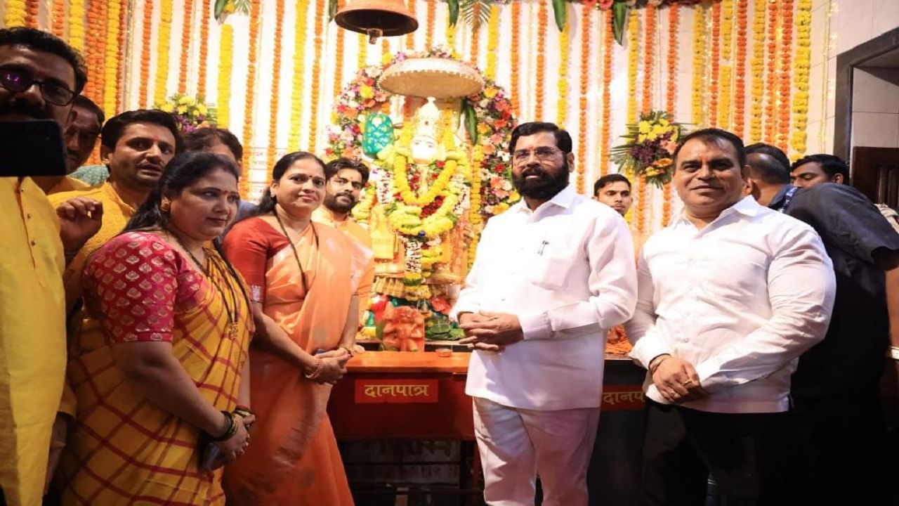 मंदीरात कार्यकर्त्यांनी गर्दी केली होती.