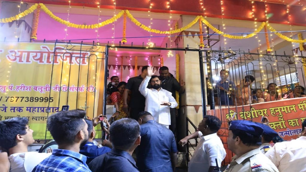 मुख्यमंत्री गर्दी केलेल्या कार्यकर्त्यांना निघताना हात दाखवत आहेत