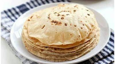 आरोग्यासाठी अत्यंत हानिकारक! अशा पद्धतीनं चपाती कधीच भाजू नये, वाचा