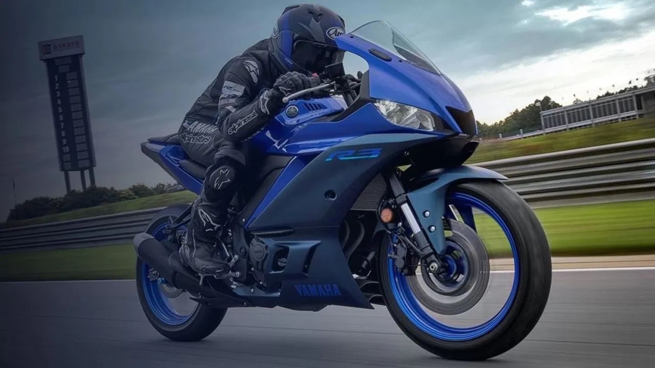 Yamaha R3 : भारतीय बाजारात जापानी टू व्हीलर कंपनी यामाहा 5 नव्या बाइक्स लाँच करण्याच्या तयारीत आहे. नुकतंच झालेल्या डीलर इव्हेंटमध्ये कंपनीने या बाइक्स सादर केल्या. यामाहा आर3 ही बाइक रेसिंग ब्लू रंगात सादर केली गेली. ही बाइक दिसण्यास आकर्षक आहे. (Photo: Yamaha)