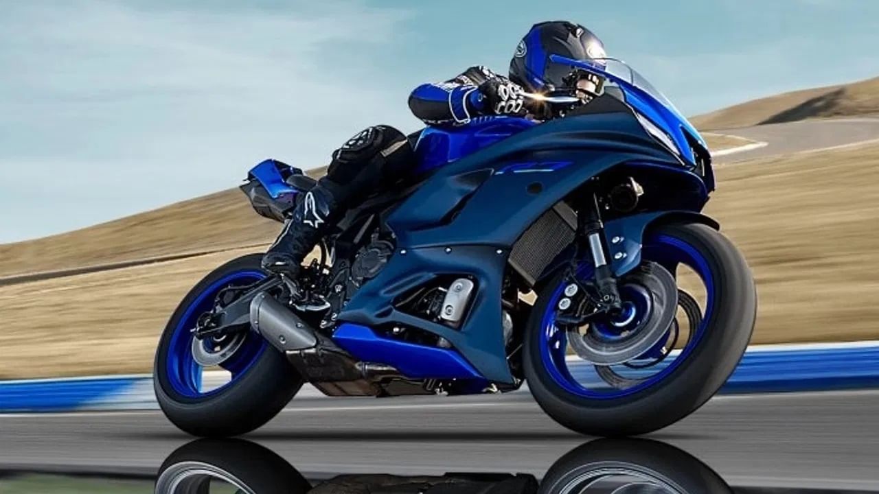 Yamaha R7 : यामाहा आर 7 ही बाइक टीएफटी डिस्प्लेसह येईल. यात खूप सारे फंक्शन असतील. या बाइकमध्ये ड्युअल 298 एमएम आणि सिंगल 245 एमएम फ्रंट आणि रियर डिस्क ब्रेक सेटअप असेल. आर 7 चं वजन 188 किलो आहे. (Photo: Yamaha)