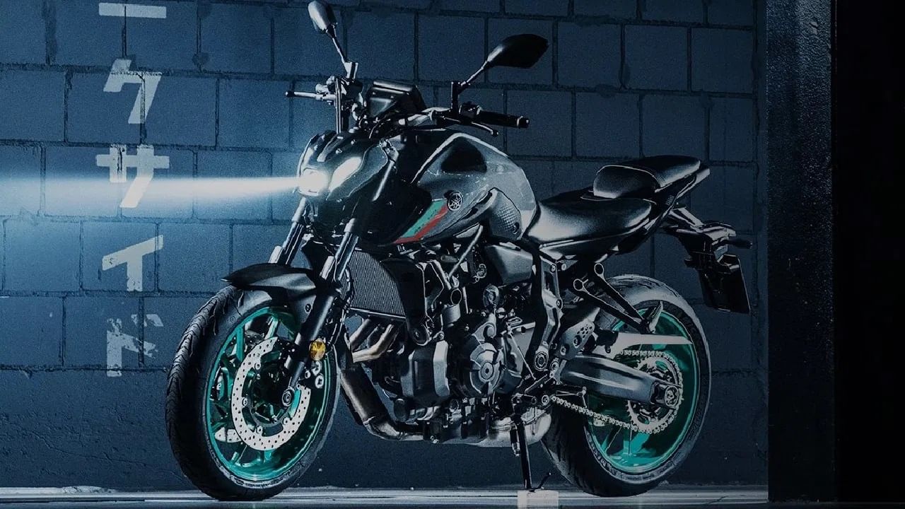 Yamaha MT07 : एमटी 07 आणि आर 7 बाइकमधून दोन सिलिंडर कमी झाले आहेत. 689 सीसी पॅरेलल ट्विन इंजिनच्या मदतीने बाइक चांगला परफॉर्मन्स देते. यात 6 स्पीड ट्रान्समिशन ऑप्शन आहे. यामाहाच्या नव्या बाइकमध्ये टीएफटी डिस्प्ले फीचर असेल.(Photo: Yamaha) 