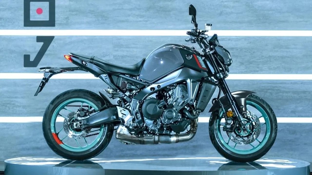 Yamaha MT09 : यामाहा एमटी 09 बाइक 3 सिलिंडर 890 सीसी इंजिन पॉवरसह येते. पॉवर ट्रान्समिशनसाठी यात 6 गियरबॉक्स दिले आहेत. यात एमटी 07 प्रमाणे टायर असतील. 14 लिटर फ्युल टँकसह याचं वजन 189 किलो असेल. (Photo: Yamaha)