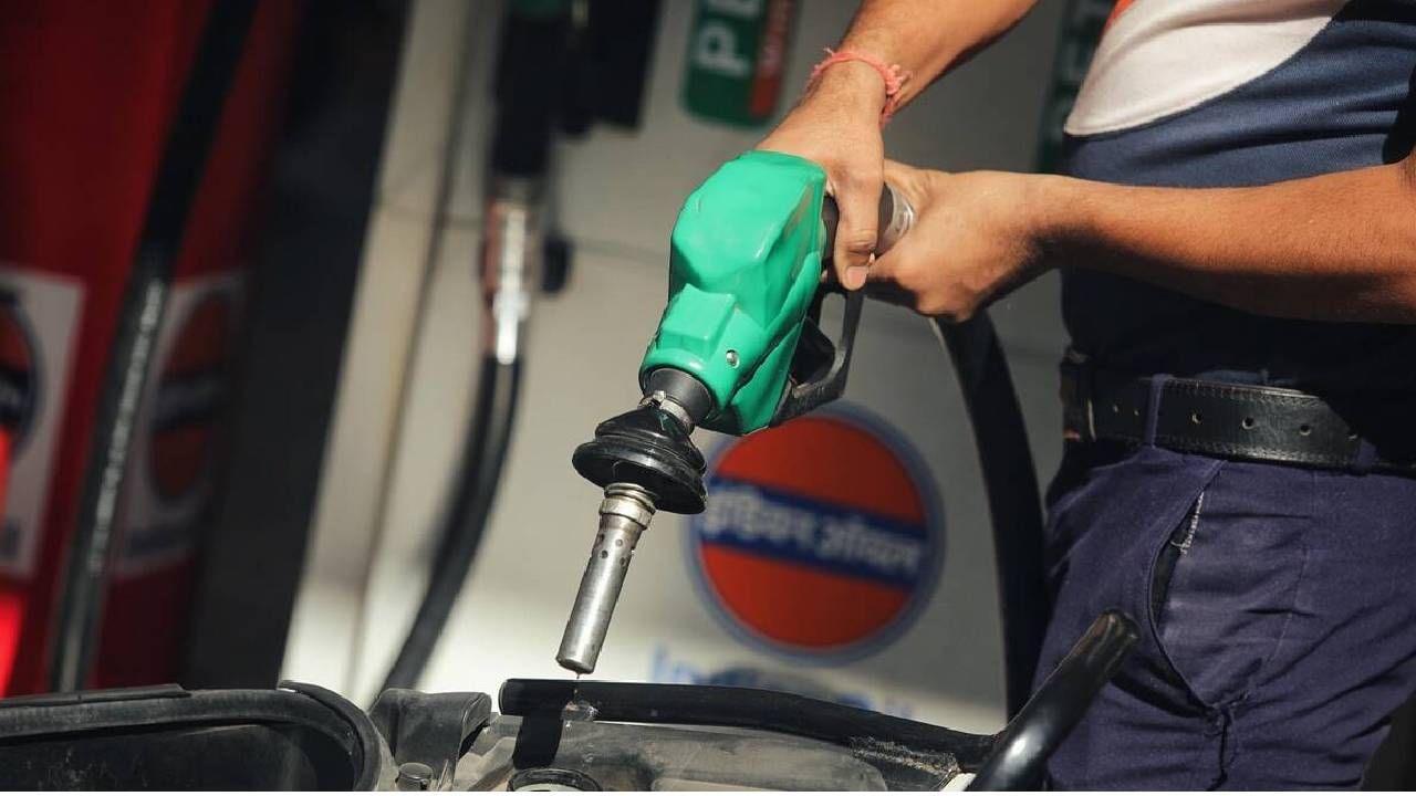 Petrol Diesel Price Today : कच्चा तेलाने महागाईचा ग्राफ उंचावला! पेट्रोल-डिझेलच्या दरात किती वाढ