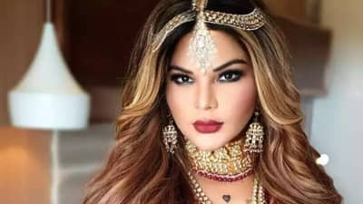 Rakhi Sawant | राखी सावंत हिचा नवा कारनामा, थेट टॉप न घालताच कारमधून उतरली, लोक हैराण