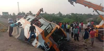 पुण्याकडे ६० भाविकांना घेऊन येणाऱ्या बसचा भीषण अपघात