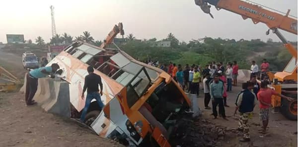 पुण्याकडे ६० भाविकांना घेऊन येणाऱ्या बसचा भीषण अपघात