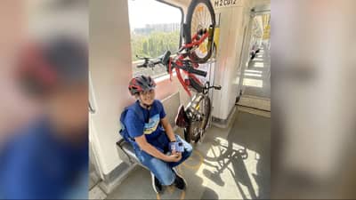 मुंबई मेट्रोमधून हा मुलगा रोज सायकल सोबत घेऊन जातो, लोकं करतात कौतुक