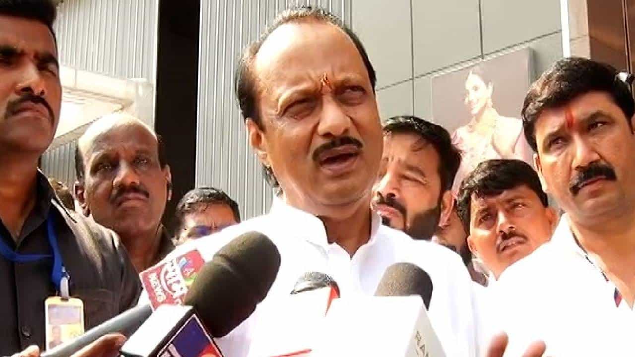 आता निघाले, गाडीत बसले, विमान टेकऑफ, लोकांनी हे बघावं का? अजिर पवारांचा शिंदेंच्या अयोध्या दौऱ्यावर टीका
