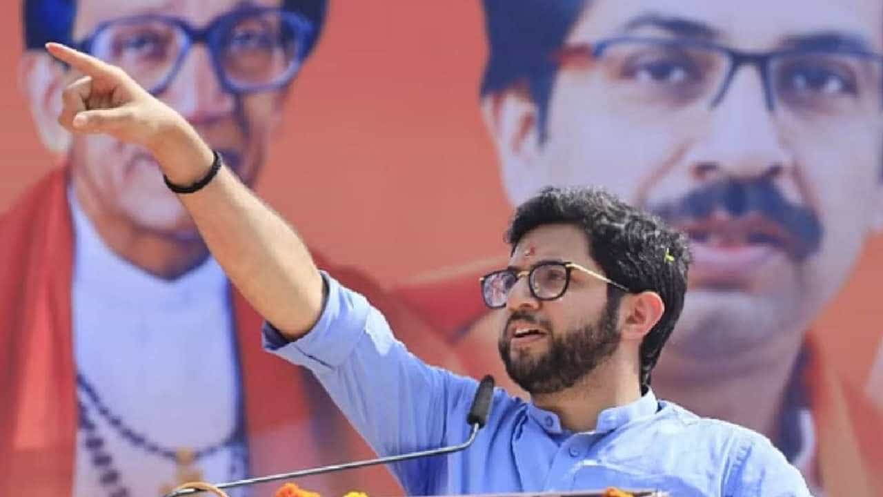 आदित्य ठाकरे यांच्या विचारांची किव करावीशी वाटतेय; शिवसेनेच्या नेत्याचं टीकास्त्र आदित्य ठाकरे यांच्या विचारांची किव करावीशी वाटतेय; शिवसेनेच्या नेत्याचं टीकास्त्र