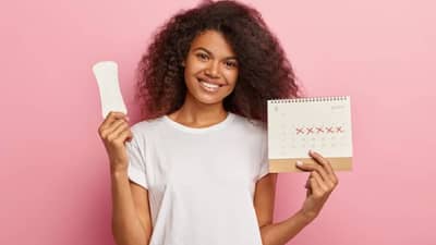 मुलगी वयात येताना...त्या 4 दिवसांबद्दल लेकीला समजावून सांगा काही फॅक्ट्स; होणार नाही जास्त त्रास !