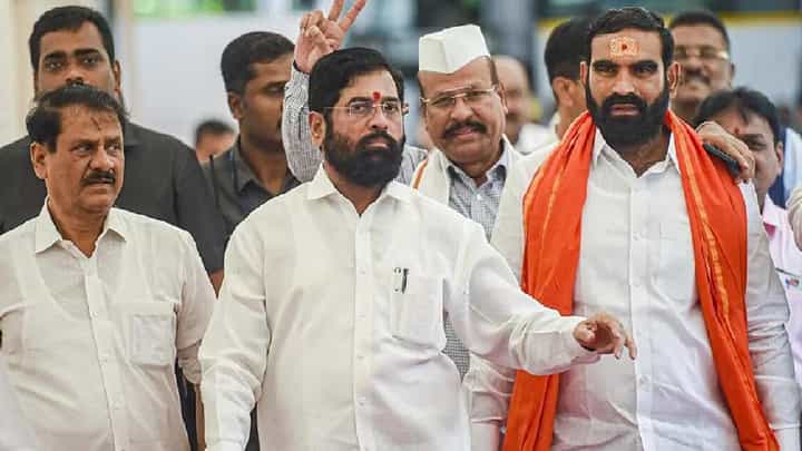 सरकारमध्येच अजित पवार आल्याने शिंदे गटाची गोची? नाराजी नाट्यही सुरू; अनेक आमदारांत नाराजीचा सुर सरकारमध्येच अजित पवार आल्याने शिंदे गटाची गोची? नाराजी नाट्यही सुरू; अनेक आमदारांत नाराजीचा सुर