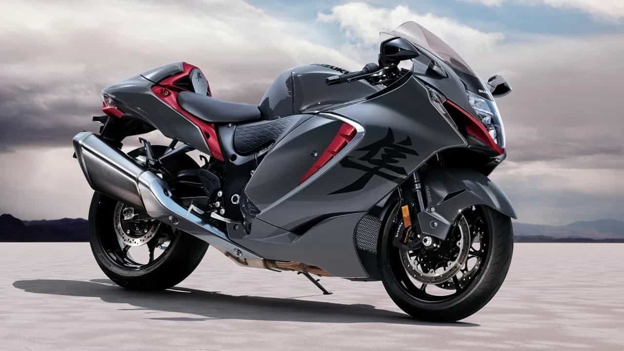 सुझुकी मोटारसायकल इंडियाने लोकप्रिय बाइक Hayabusa चं 2023 मॉडेल लाँच केलं आहे.या गाडीची किंमत सांगायची तर नवं मॉडेल महिंद्रा एक्सयुव्ही700 पेक्षा महाग आहे. 2023 सुझुकी हायाबुसाची एक्स शोरुम किंमत 16.90 लाख रुपये आहे. (Photo: Suzuki)