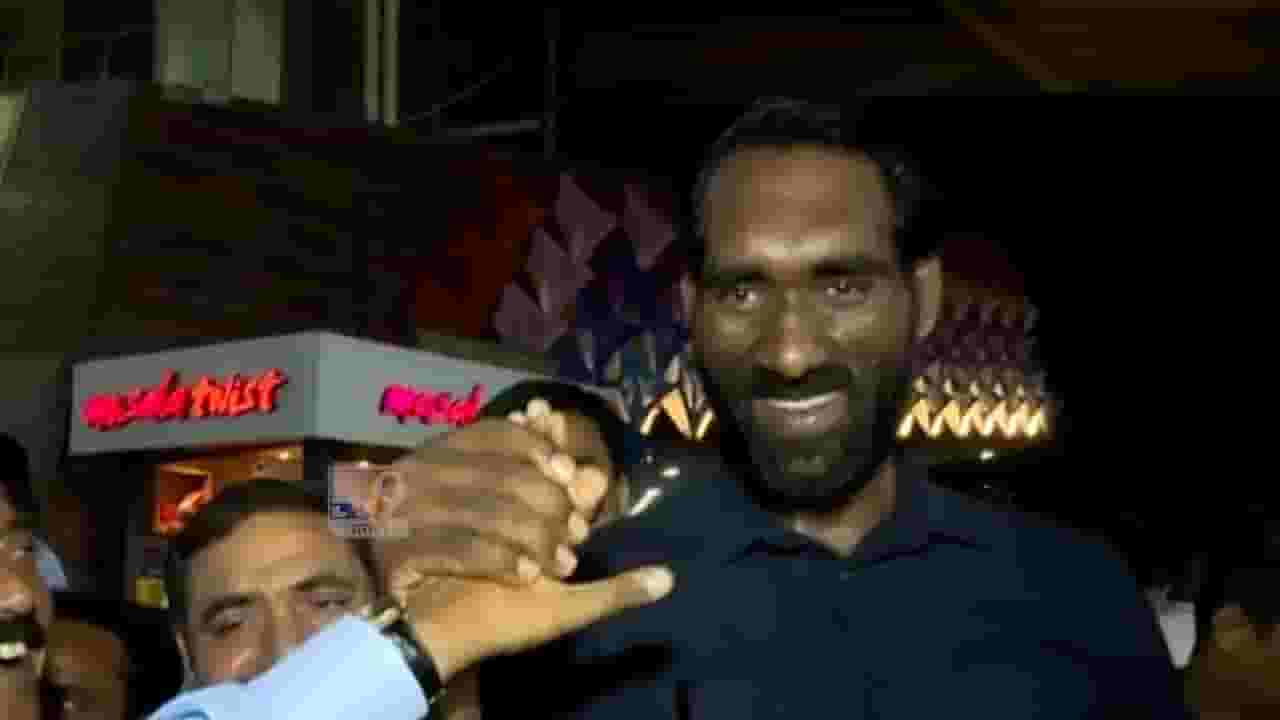 ये हाथ नहीं हथौड़ा है ! अयोध्येत मुख्यमंत्र्यांच्या बॉडीगार्डची चर्चा, वजन अन् उंची ऐकून व्हाल थक्क ये हाथ नहीं हथौड़ा है ! अयोध्येत मुख्यमंत्र्यांच्या बॉडीगार्डची चर्चा, वजन अन् उंची ऐकून व्हाल थक्क