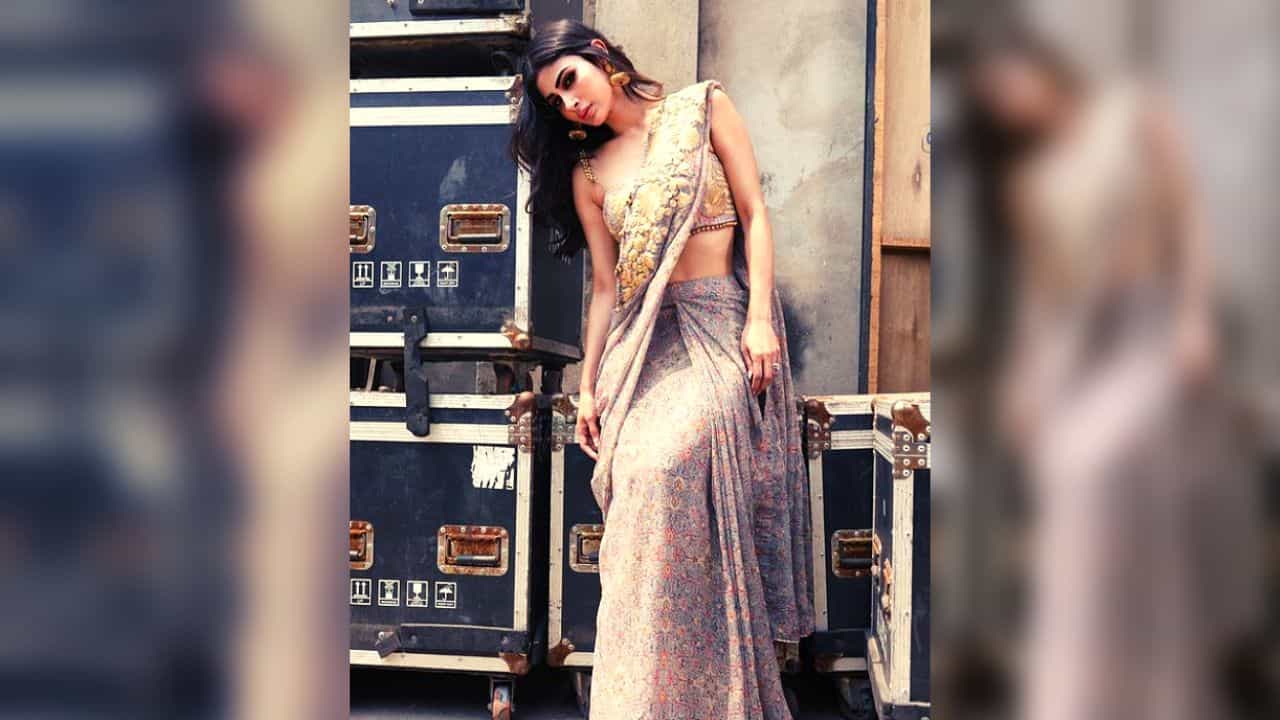 तरूणींमध्ये साडीची क्रेज मोठ्या प्रमाणात आहे. साडीमध्ये तरूणी सुंदर दिसतातच. त्यात सध्याच्या तरूणी वेगवेगळ्या प्रकारच्या साड्या नेसताना दिसतात. त्यामुळे त्यांचे लूक आणखी भारी दिसतात. पण काही तरूणींना एखाद्या फंक्शनसाठी किंवा काही निमित्ताने साडी नेसताना कसा लूक करायचा हा प्रश्न पडतो. तर अशाच तरुणींनी अभिनेत्री मौनी रॉयकडून प्रेरणा घ्यावी.