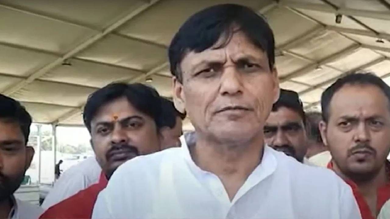 खळबळजनक ! केंद्रीय गृहराज्य मंत्र्याच्या ताफ्यावर हल्ला, हल्लेखोर बेभानपणे गाड्या फोडत सुटला; मंत्री थोडक्यात बचावले खळबळजनक ! केंद्रीय गृहराज्य मंत्र्याच्या ताफ्यावर हल्ला, हल्लेखोर बेभानपणे गाड्या फोडत सुटला; मंत्री थोडक्यात बचावले