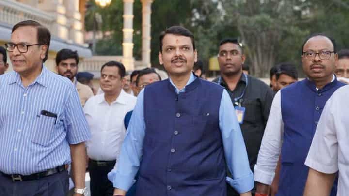 उपमुख्यमंत्री देवेंद्र फडणवीस अयोध्येच्या दिशेने रवाना; रामलल्लाचं दर्शन घेणार उपमुख्यमंत्री देवेंद्र फडणवीस अयोध्येच्या दिशेने रवाना; रामलल्लाचं दर्शन घेणार