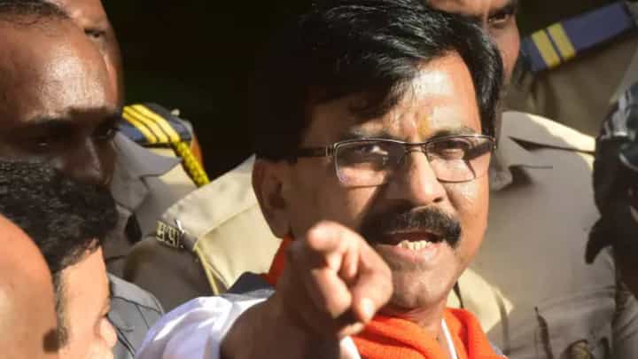 शेतकऱ्यांना वाऱ्यावर सोडून 'हे' सरकार धर्माच्या नावावर पर्यटनाला गेलय; संजय राऊत शेतकऱ्यांना वाऱ्यावर सोडून 'हे' सरकार धर्माच्या नावावर पर्यटनाला गेलय; संजय राऊत
