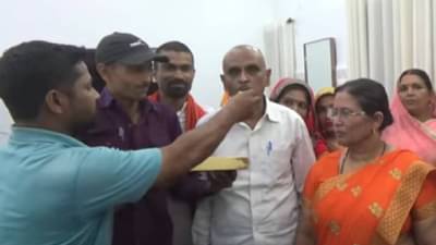 शेतकरी बापाच्या घामाचं चीज झालं; पोरगं अधिकारी झालं आणि...