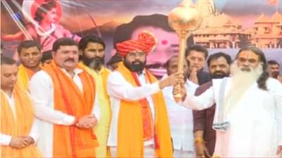 उत्तरप्रदेशातील संत, महंतांनी मुख्यमंत्री एकनाथ शिंदे यांना दिलं धनुष्यबाण अन् गदा