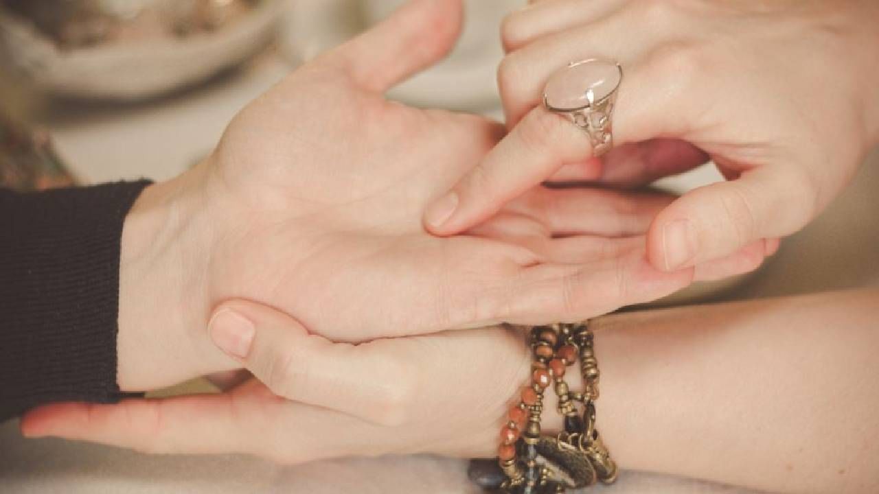 Palmistry : ज्याच्या हातावर असते अशी रेषा त्याच्या नशिबात असते करोडपती होण्याचा योग Palmistry : ज्याच्या हातावर असते अशी रेषा त्याच्या नशिबात असते करोडपती होण्याचा योग