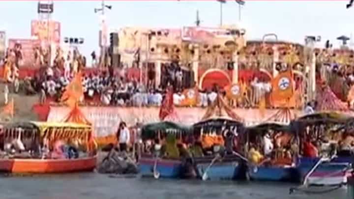 अयोध्येतील शरयू नदीकाठावर महाआरती, बघा कशी आहे तयारी? अयोध्येतील शरयू नदीकाठावर महाआरती, बघा कशी आहे तयारी?