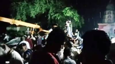 क्रेन आणल्यावरही झाड उचललं जात नव्हतं, आक्रोश थांबता थांबत नव्हता; अकोल्यात नेमकं काय घडलं?