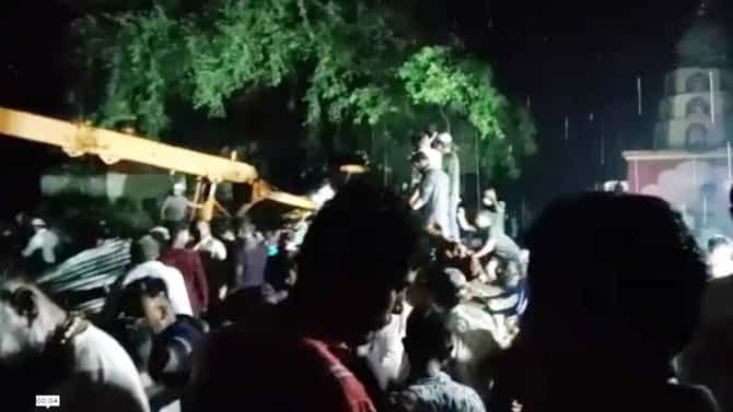 क्रेन आणल्यावरही झाड उचललं जात नव्हतं, आक्रोश थांबता थांबत नव्हता; अकोल्यात नेमकं काय घडलं?