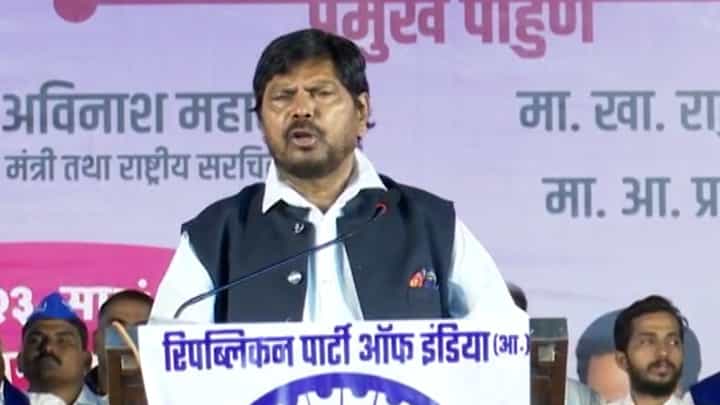 प्रकाश आंबेडकर यांच्या 'त्या' कृतीवर रामदास आठवले नाराज; म्हणाले, हे दलित समाजाला आवडलं नाही प्रकाश आंबेडकर यांच्या 'त्या' कृतीवर रामदास आठवले नाराज; म्हणाले, हे दलित समाजाला आवडलं नाही
