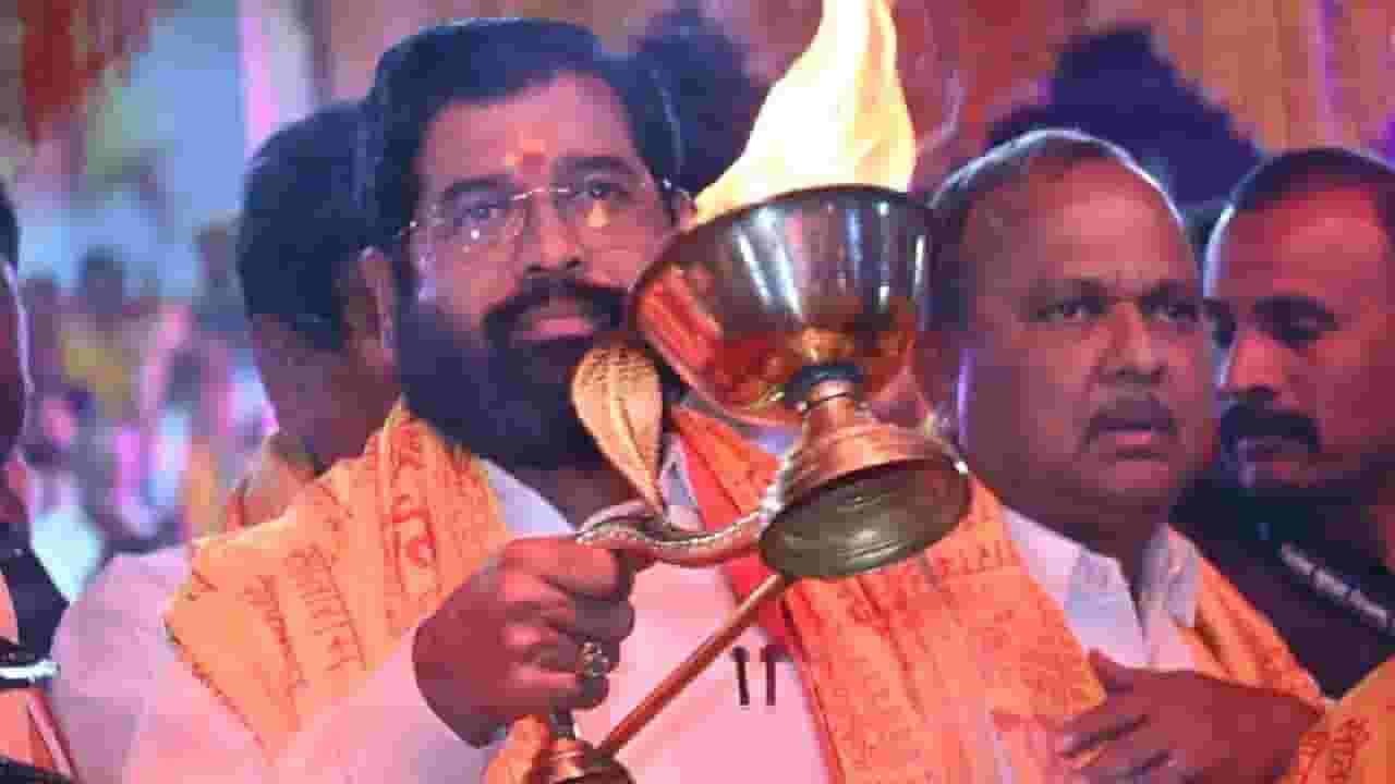 आमचे मुख्यमंत्री संवेदनशील, घराबाहेर पडतात, नाहीतर आधी...; उद्धव ठाकरेंना कुणाचा टोला?