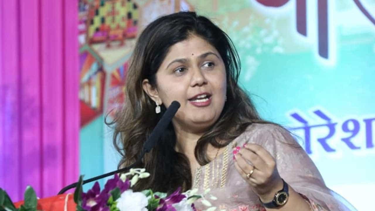 पंकजा मुंडे यांच्यासह अनेकांची भाजपमध्ये घुसमट, ठाकरे गटाचा दावा