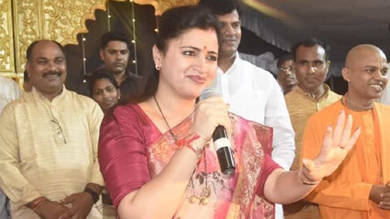 नवनीत राणा कोणत्या चिन्हावर निवडणूक लढवणार? या पक्षाच्या नेत्यांकडून थेट ऑफर नवनीत राणा कोणत्या चिन्हावर निवडणूक लढवणार? या पक्षाच्या नेत्यांकडून थेट ऑफर