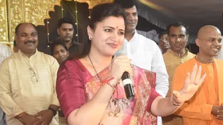 नवनीत राणा कोणत्या चिन्हावर निवडणूक लढवणार? या पक्षाच्या नेत्यांकडून थेट ऑफर नवनीत राणा कोणत्या चिन्हावर निवडणूक लढवणार? या पक्षाच्या नेत्यांकडून थेट ऑफर