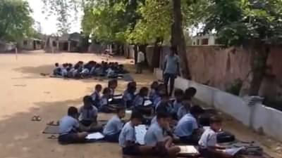 इमारतीवरील स्लॅबचे तुकडे अंगावर पडू लागले, येथील मुख्याध्यापकांना घ्यावा लागला वर्गाबाहेर शिकवण्याचा निर्णय