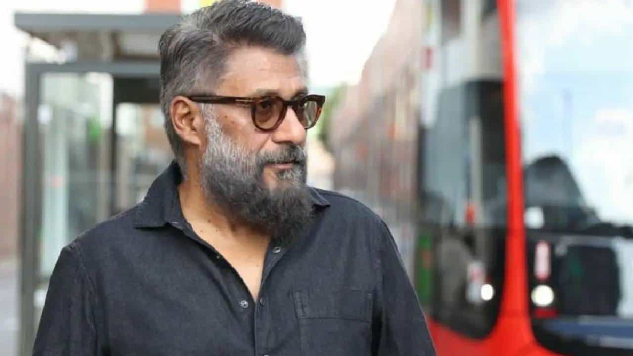 विवेक अग्निहोत्री हे गेल्या काही दिवसांपासून चर्चेत आहेत. 2018 मधील एका प्रकरणात विवेक अग्निहोत्री यांनी दिल्ली उच्च न्यायालयात हजर राहू माफी मागितली आहे.