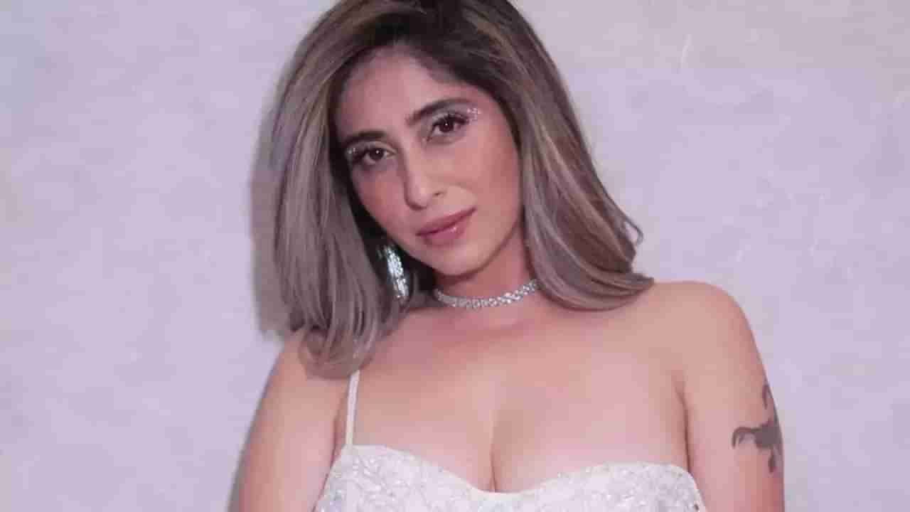 Neha Bhasin | नेहा भसीन ट्रोल, थेट केली उर्फी जावेद हिच्यासोबत तुलना, व्हिडीओ व्हायरल, नेटकरी म्हणाले