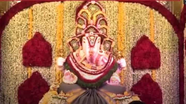 दगडूशेठ गणपती मंदिरात ५० लाख सुवासिक फुलांची आरास, बघा मनमोहक दृश्य दगडूशेठ गणपती मंदिरात ५० लाख सुवासिक फुलांची आरास, बघा मनमोहक दृश्य
