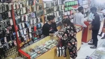 Crime News : सुट्टे पैसे देण्यास नकार दिल्यामुळे दुकानात घुसून दुकानदाराला मारहाण, घटना सीसीटीव्हीत कैद