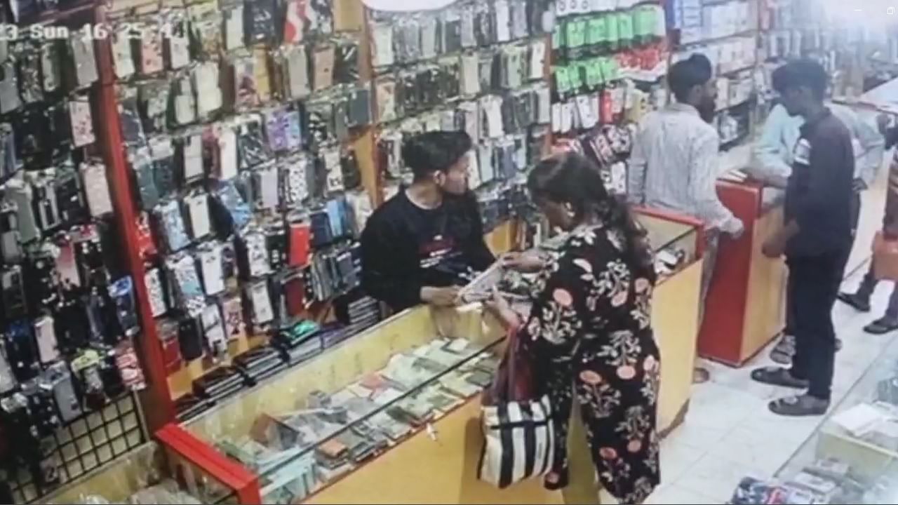 Crime News : सुट्टे पैसे देण्यास नकार दिल्यामुळे दुकानात घुसून दुकानदाराला मारहाण, घटना सीसीटीव्हीत कैद