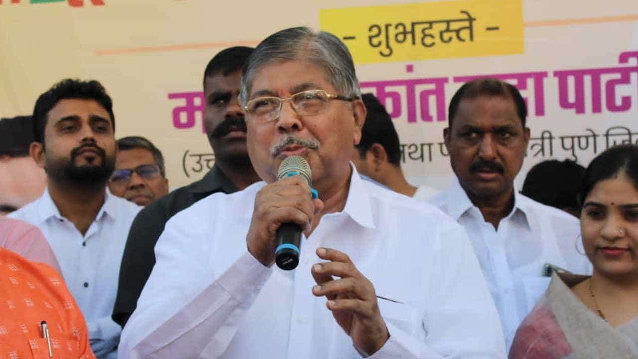 महात्मा फुले यांच्या जयंतीनिमित्त पुण्यात एकता मिसळ महोत्सव; चंद्रकांत पाटील यांच्याकडून मिसळला फोडणी