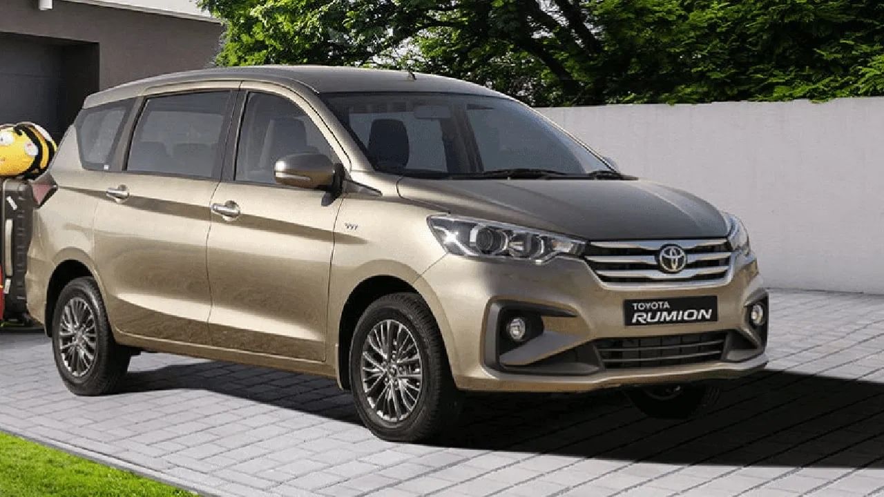 Toyota Rumion : टोयोटा रुमियन गाडी दक्षिण आफ्रिकेत विक्री केली जाते. भारतीय बाजारात आणखी काही अपडेट्ससह लाँच केली जाण्याची शक्यता आहे. अपकमिंग कार टोयोटा इनोव्हा हायक्रॉस प्रमाणे बाजारात दाखल केली जाऊ शकते. यात 1.5 लिटर माइल्ड हायब्रिड इंजिन असण्याची शक्यता आहे. (प्रातिनिधिक फोटो Toyota)