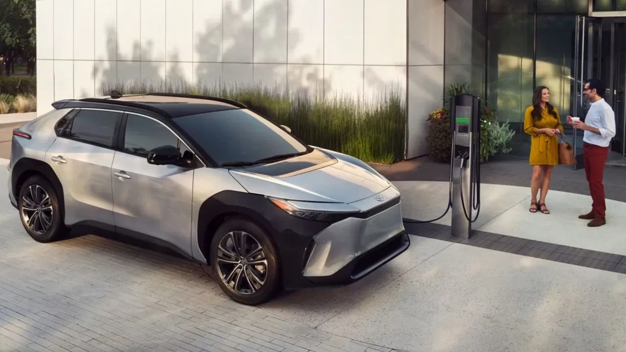 Toyota Electric SUV : भारतात गेल्या काही दिवसात इलेक्ट्रिक कारची मागणी वाढली आहे. कंपनी इलेक्ट्रिक एसयुव्ही सादर करू शकते. ही गाडी टाटा बीझेड4एक्स वर आधआरित असेल. रिपोर्टनुसार अपकमिंग एसयुव्ही एकदा चार्ज केल्यावर 500 किमी रेंज देऊ शकते. (प्रातिनिधिक फोटो Toyota)