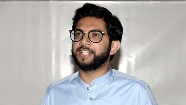 खरा मुख्यमंत्री कोण? गद्दार की गद्दारी करायला लावणारा? आदित्य ठाकरेंचा थेट फडणवीसांवर निशाणा? का भडकले?