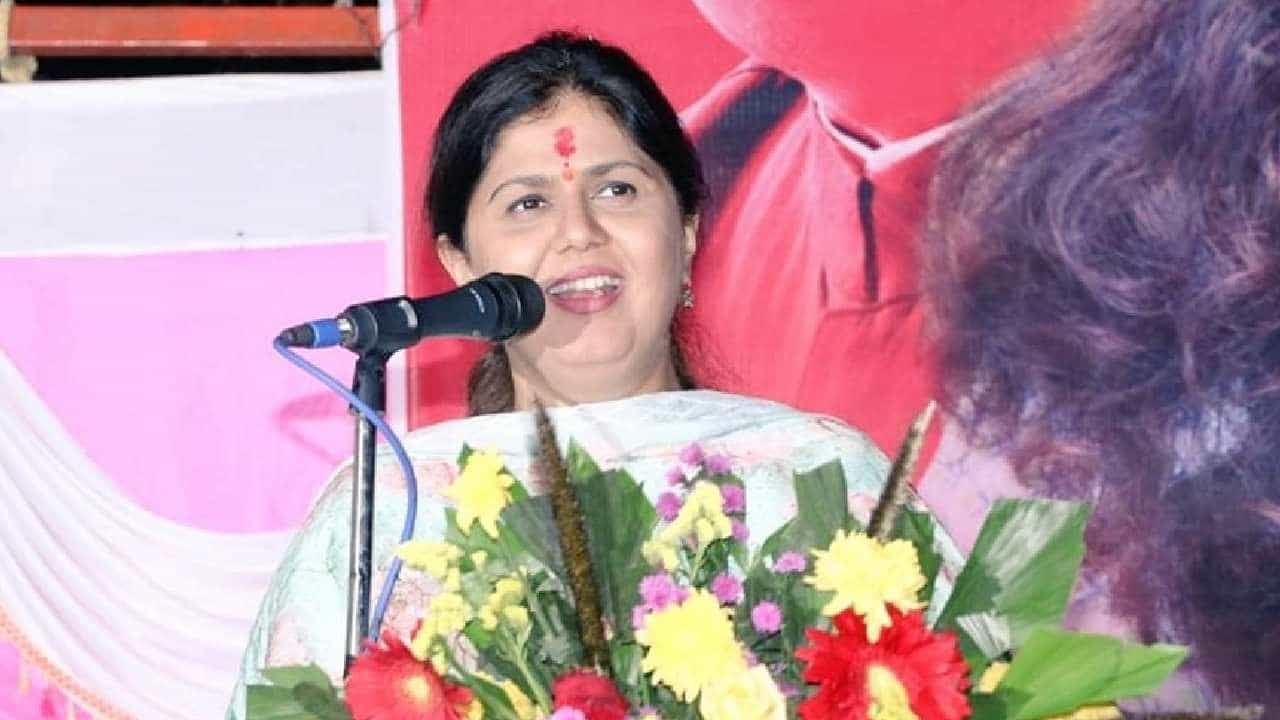 पंकजा यांच्या वक्तव्यावर भाजप नेत्यानं सुनावलं; ''महाराष्ट्रात संभ्रम निर्माण करणं चूकीचं'' पंकजा यांच्या वक्तव्यावर भाजप नेत्यानं सुनावलं; ''महाराष्ट्रात संभ्रम निर्माण करणं चूकीचं''